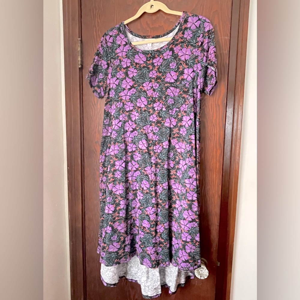 LuLaRoe Carly Dress Medium Short Sleeves purple Flowers Summer Dress excellent